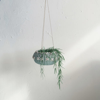 Cesta/Maceta Colgante de Rattan con Conchas y Colgador de Yute – Aguamarina