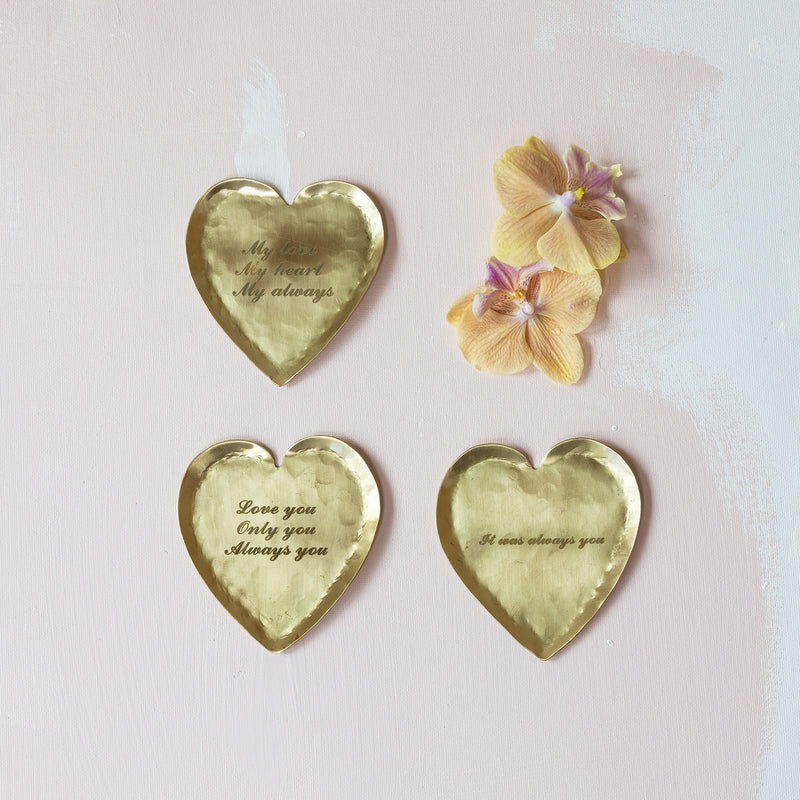 Corazón Decorativo de Latón Martillado con Frase Grabada – 3 Estilos - Venta por Unidad