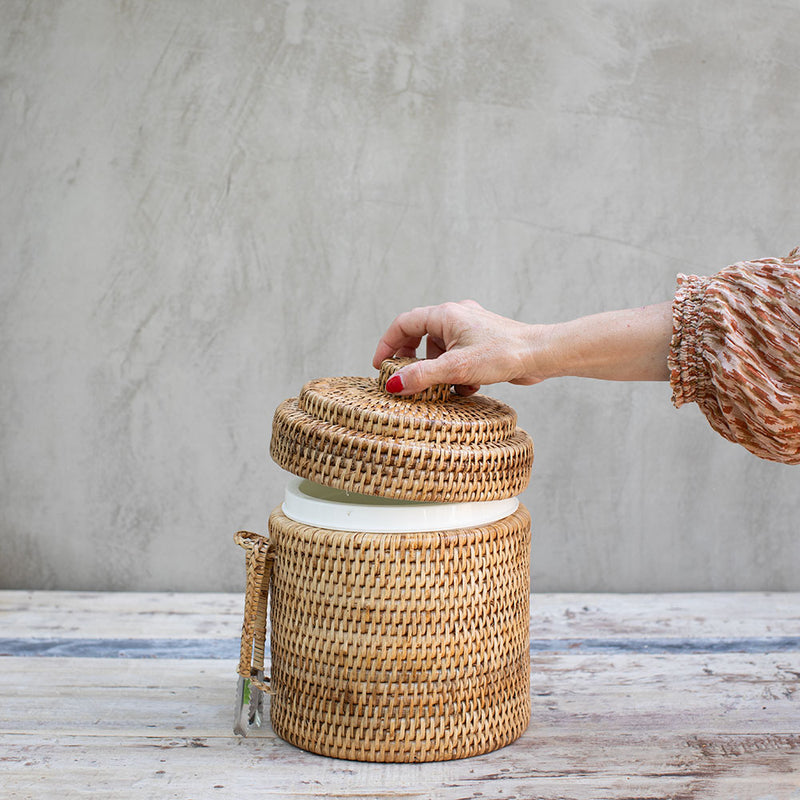 Hielera Ratán con Contenedor Plástico